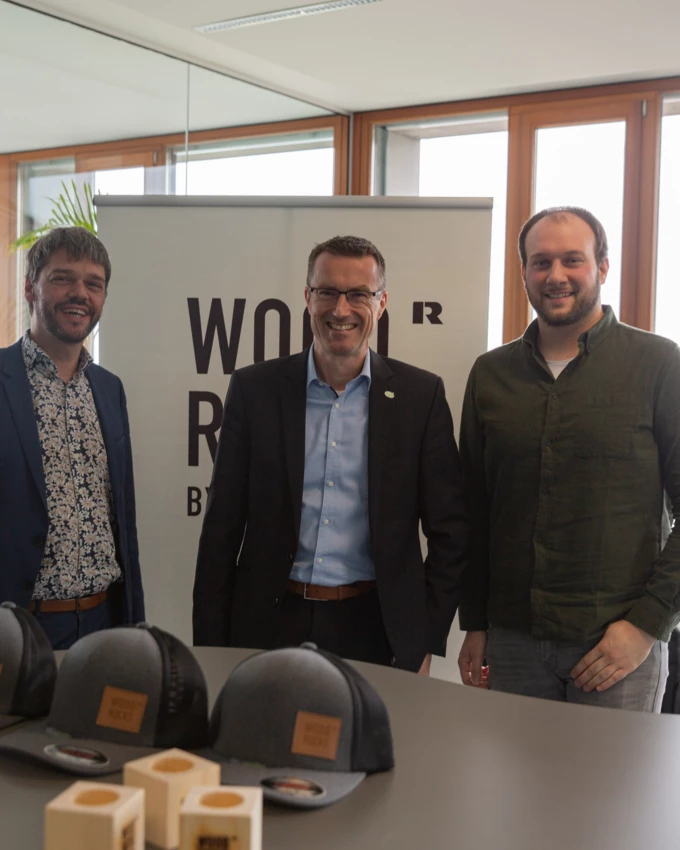 Schaffen zukünftig gemeinsam modernen Wohnbau, für die Menschen und zu fairen Preisen: Die beiden WoodRocks-Geschäftsführer Joachim Nägele (l.) und Alexander Hilbe (r.) mit Marcus Witzke, CEO Hoffnungsträger Stiftung, in ihrer Mitte. Schaffen zukünftig gemeinsam modernen Wohnbau, für die Menschen und zu fairen Preisen: Die beiden WoodRocks-Geschäftsführer Joachim Nägele (l.) und Alexander Hilbe (r.) mit Marcus Witzke, CEO Hoffnungsträger Stiftung, in ihrer Mitte.